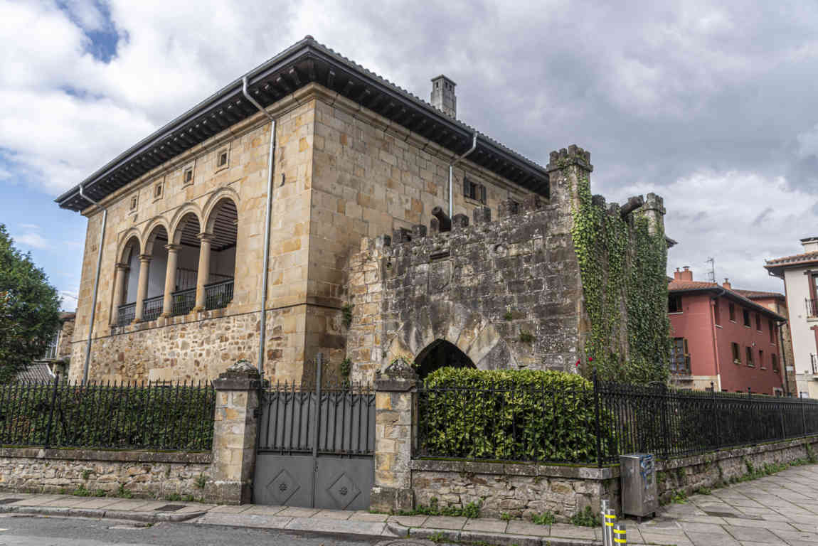 Vizcaya - Elorrio 19 - Puerta del campo.jpg